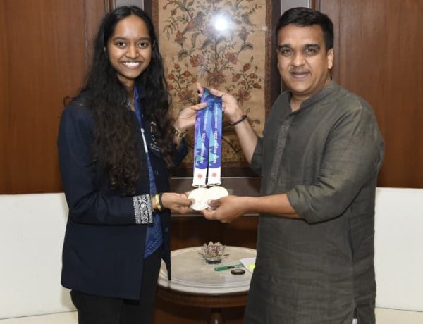 એશિયન ગેમ્સમાં બે સિલ્વર જીતનાર ઇલાવેનિલ વાલારીવનનું ગુજરાત સરકારે કર્યું સન્માન, રૂ.1.33 કરોડનો ખેલપ્રતિભા પુરસ્કાર