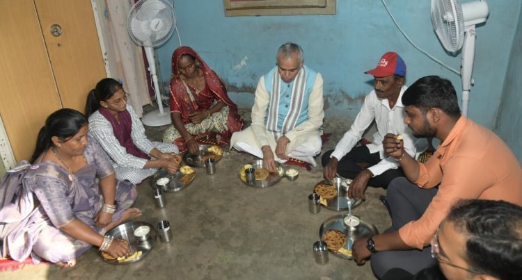 પાટણના રાજપુર ગામે રાજ્યપાલ આચાર્ય દેવવ્રતની મુલાકાત, અનુસૂચિત જાતિના પરિવાર સાથે જમીન પર બેસી કર્યો અલ્પાહાર