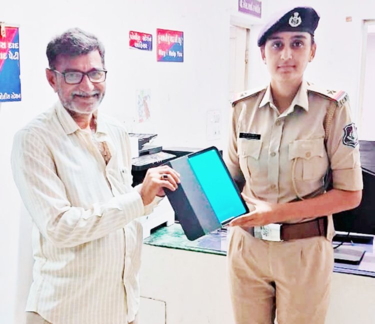 બસમાં ખોવાયેલું રૂા.૩૪ હજારનું એપલ ટેબલેટ શોધી યાત્રીને પરત કરતી વિરપુર પોલીસ