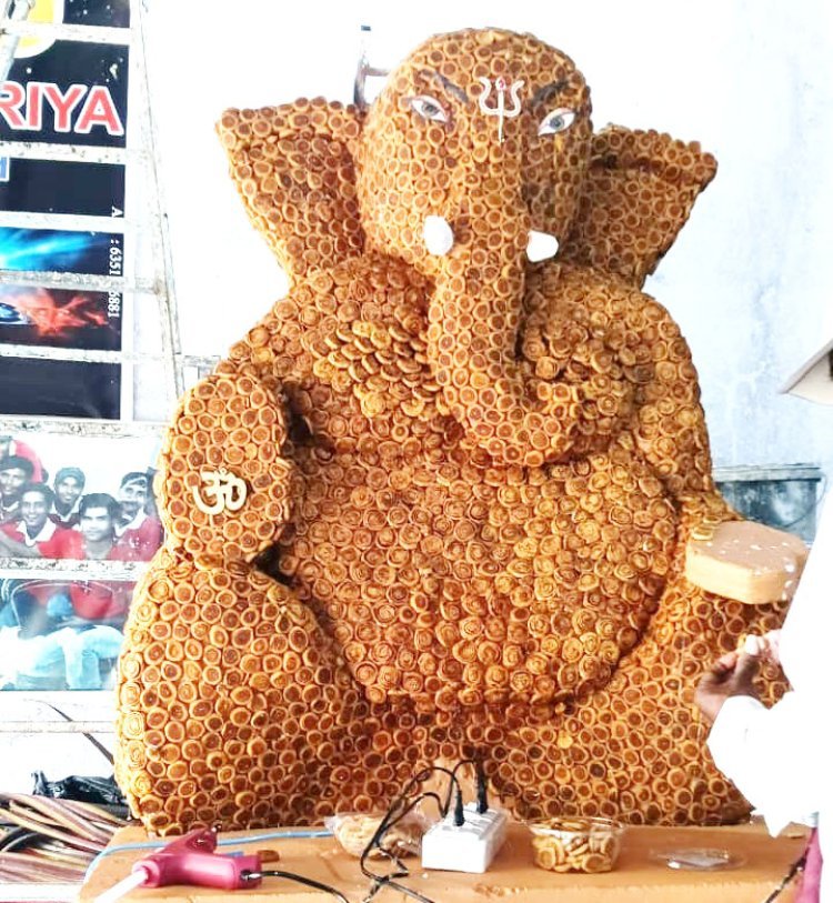 આસ્થા સન્માન સાથે પર્યાવરણ સંરક્ષણ અને જળચર જીવસૃષ્ટીને આહાર : વેરાવળમાં ભાખરવડીના ગણપતિ