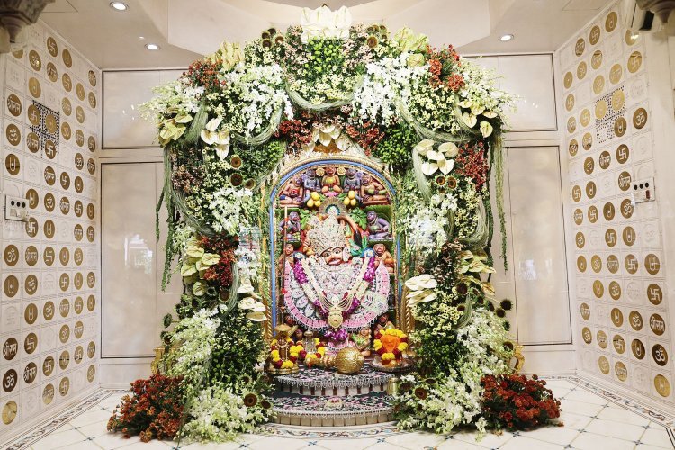 શ્રી કષ્ટભંજન દેવ દાદાને રંગબેરંગી ફૂલોનો દિવ્ય શણગાર કરાયો 