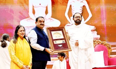 ધરમપુરના શ્રીમદ રાજચંદ્ર આશ્રમની મુલાકાતે અદાણી દંપતી