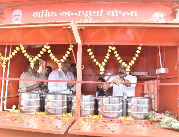 જૂનાગઢના કાળવા ચોકમાં શ્રમિક અન્નપૂર્ણા યોજનાનો પ્રારંભ, બાંધકામ શ્રમિકો અને પરિવારજનોને માત્ર રૂ.5માં મળશે પૌષ્ટિક ભોજન
