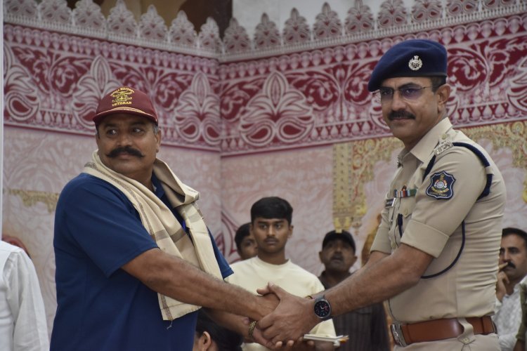 જૂનાગઢમાં સશસ્ત્ર દળના સૈનિકોનું ભાવભીનું સન્માન, નિવૃત્ત જવાનોને શાલ ઓઢાડી પુષ્પગુચ્છ અર્પણ કરાયા