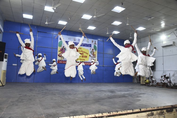 જૂનાગઢમાં જિલ્લા કક્ષાની નવરાત્રી રાસ-ગરબા સ્પર્ધા યોજાઈ, રાસથી અર્વાચીન ગરબા સુધી ખેલૈયાઓએ બતાવ્યું કૌશલ્ય