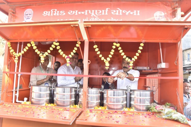 જૂનાગઢના કાળવા ચોકમાં શ્રમિક અન્નપૂર્ણા યોજનાનો પ્રારંભ, બાંધકામ શ્રમિકો અને પરિવારજનોને માત્ર રૂ.5માં મળશે પૌષ્ટિક ભોજન